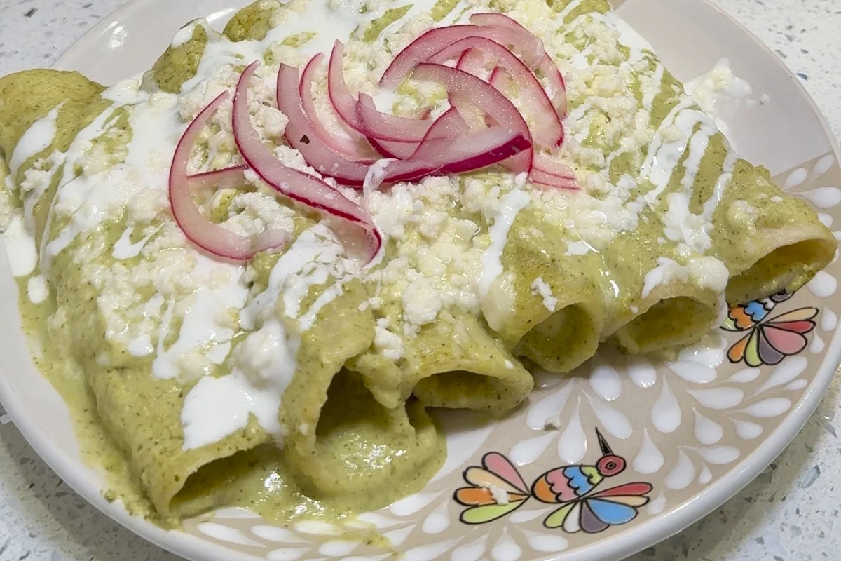 Enchiladas Suizas de Queso Fresco con Crema Mexicana